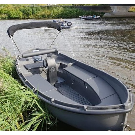 Моторная полиэтиленовая лодка Whaly 450